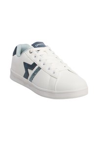 Scarpa sportiva bianca con un design a zigzag blu scuro testurizzato sul lato, dotata di una linguetta e lacci azzurri, e una suola in gomma liscia.