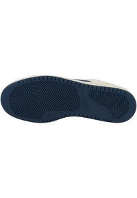 Suola di sneaker bianca con battistrada in gomma blu scuro, caratterizzata da un motivo a spina di pesce. Testo "FLAMINGOS LIFE" stampato sul lato. Taglia 42.