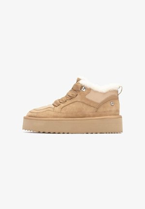 Stivaletti alla caviglia in suede beige con fodera morbida, design con lacci e suola platform spessa. Presentano dettagli in tessuto e logo.