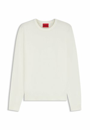 Maglione bianco a maniche lunghe realizzato in tessuto morbido, con scollatura rotonda e un'etichetta rossa con il nome del marchio 'HUGO' all'interno.
