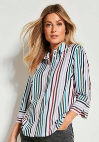 Gestreepte shirt met verticale lijnen in groen, blauw, donkerrood en wit. Het heeft een kraag, een knoopsluiting aan de voorkant en driekwartmouwen.
