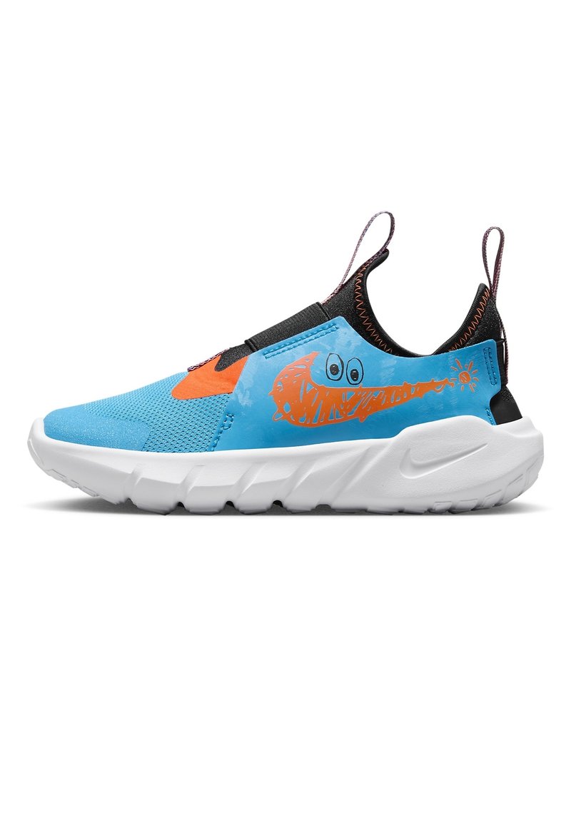 Scarpa sportiva in rete blu con grafica arancione, dettagli neri, design slip-on e suola bianca imbottita. Caratterizzata da linguette per facilitare indossarla.