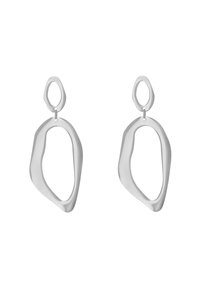 Orecchini in metallo argentato che presentano una forma ondulata e organica con spazi aperti e un design a doppio anello nella parte superiore, creando un look moderno.