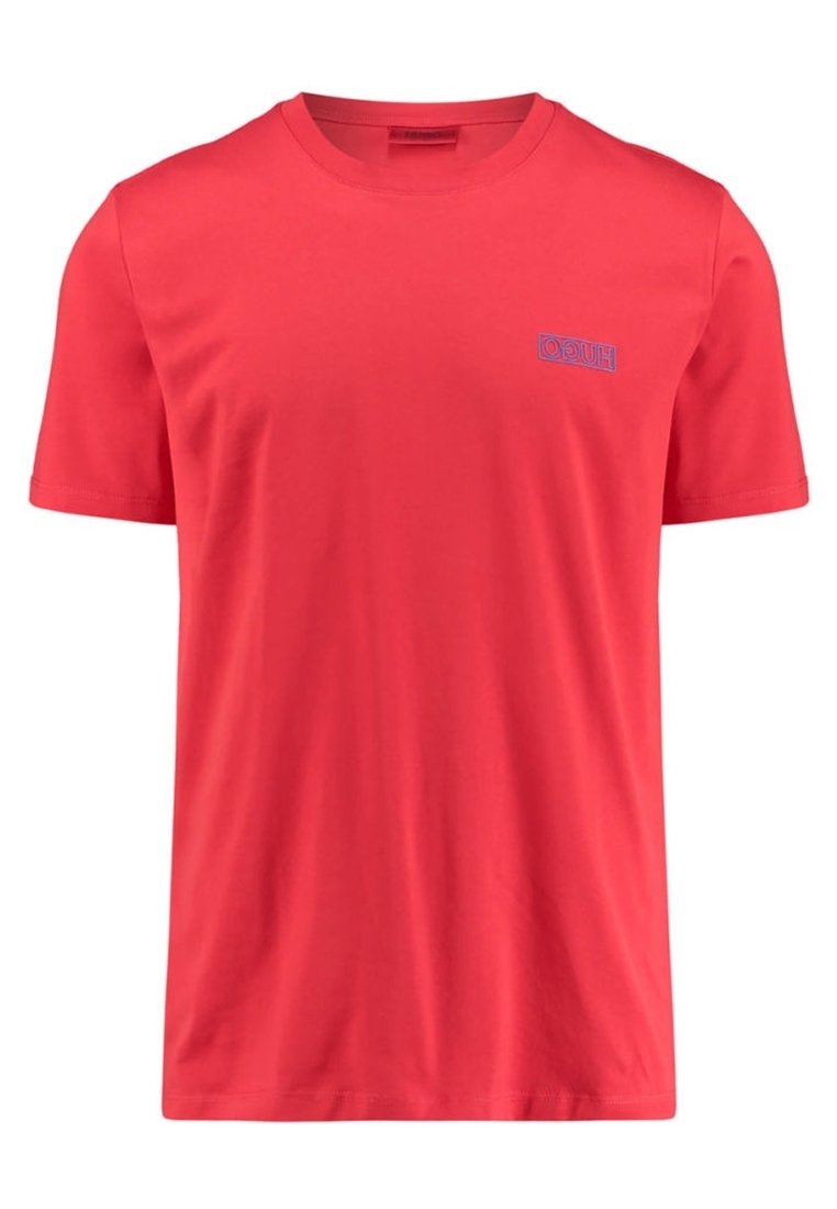 Rode katoenen t-shirt met een ronde hals, met een klein blauw "HUGO" logo op de linkerkant van de borst. Korte mouwen en een relaxed fit.