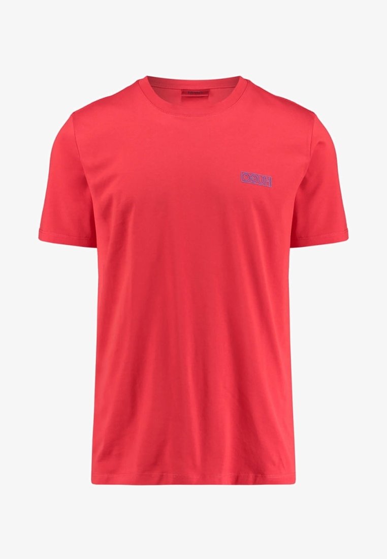 Rode katoenen t-shirt met een ronde hals, met een klein blauw "HUGO" logo op de linkerkant van de borst. Korte mouwen en een relaxed fit.