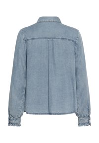 Camisa de mezclilla azul claro con cuello, mangas fruncidas y ajuste relajado. Cuenta con canesú y detalles sutiles de costura.