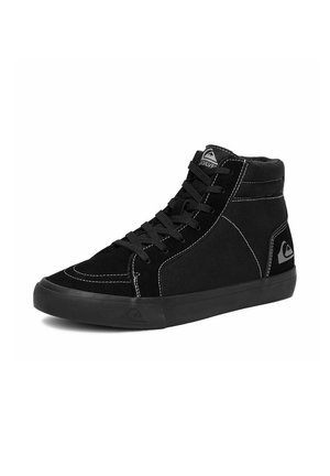 Czarny wysokoprofilowy sneaker z czarnymi sznurówkami, białym przeszyciem i grubą gumową podeszwą, z logo na boku i języku.