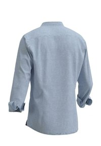 Světle modrá košile s dlouhým rukávem a límečkem, ukazující hladkou bavlněnou texturu, s ohrnutými manžetami. Pohled zezadu se střihem rovného lemu a bočními rozparky.
