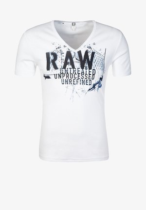 Weißes V-Ausschnitt-T-Shirt mit schwarzem und blauem abstraktem Grafikdruck und fettem Text "RAW unbehandelt unverarbeitet unverfeinert."