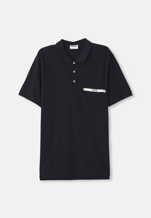 Polo shirt nero in cotone con apertura a tre bottoni, maniche corte e taschino sul petto con un accento argento e etichetta.