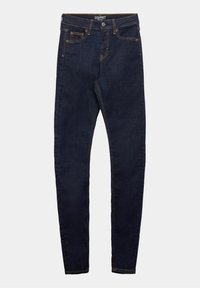 Jeans de denim azul oscuro con un diseño ajustado, que presentan un estilo clásico de cinco bolsillos, costuras amarillas y un cierre de botón en la cintura.