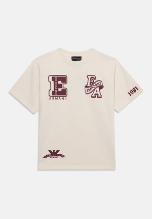 Beiges T-Shirt mit dunkelroten Emporio Armani-Logodrucken auf Brust, Ärmel und unterem Saum, mit den Buchstaben E und A sowie der Zahl 1981 am Ärmel.