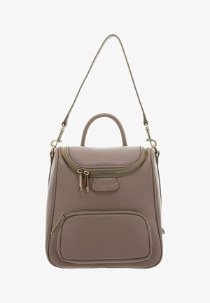 Zaino in pelle taupe con silhouette arrotondata. Presenta un compartimento principale con zip, una tasca frontale con zip, una maniglia superiore e una tracolla regolabile.