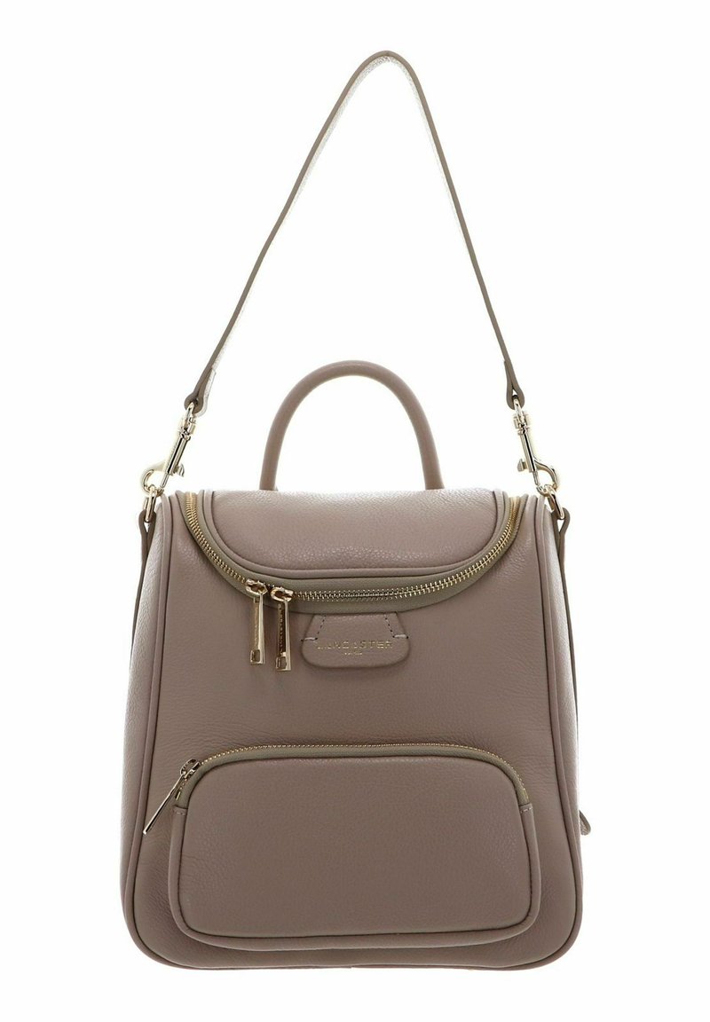 Sac à dos en cuir taupe avec une silhouette arrondie. Comprend un compartiment principal zippé, une poche zippée à l'avant, une poignée supérieure et une bandoulière réglable.