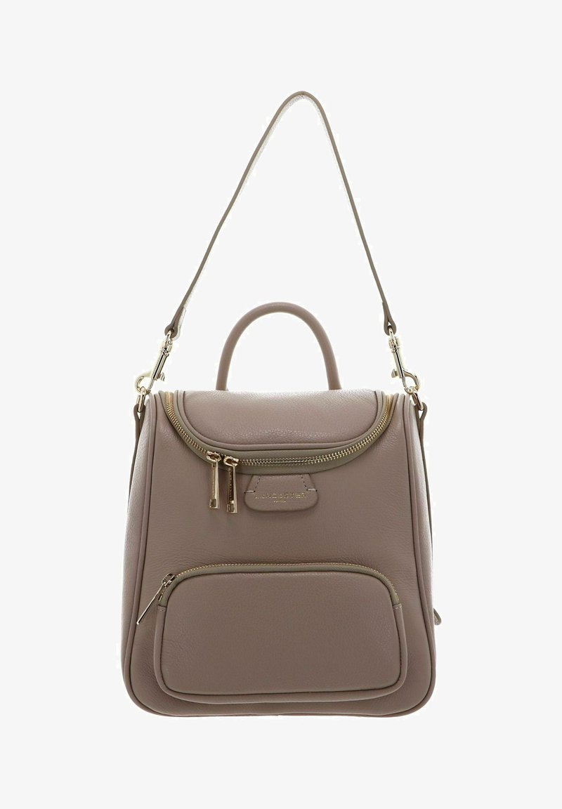 Sac à dos en cuir taupe avec une silhouette arrondie. Comprend un compartiment principal zippé, une poche zippée à l'avant, une poignée supérieure et une bandoulière réglable.