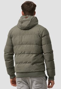 Gewatteerde jas in olijfgroen met een capuchon, voorzien van horizontale gestikte lijnen, een geribde zoom en een leren logo patch op de achterkant.