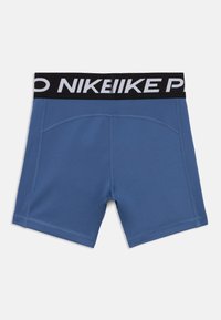 Blaue Sportshorts aus glattem Stoff. Mit einem schwarzen Bund und weißem "NIKE"-Branding. Verfügt über subtile Seitenähte.