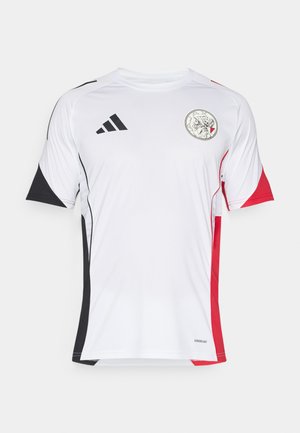 Maglia atletica bianca con accenti neri e rossi, maniche corte e colletto rotondo. Include un logo sul davanti. Realizzata in materiale traspirante.