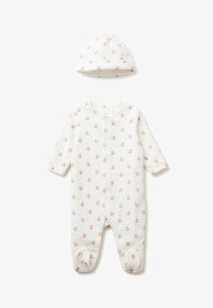 Weißer Baby-Overall mit langen Ärmeln und Füßchen, mit kleinen braunen Bärenmustern, kombiniert mit passender Mütze. Weicher Stoff.