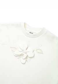 Sudadera blanca con bordado floral en relieve en el frente, con cuello redondo y puños acanalados, fabricada en suave material de algodón.
