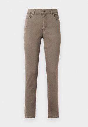 Pantaloni dritti marroni con chiusura frontale a bottoni e zip, passanti per cintura e tasche anteriori e posteriori, mostrati su sfondo bianco.