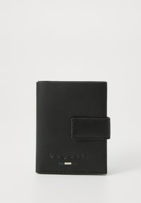 Svart lær lommebok med rektangulær form, med trykknappåpning og preget merke. Glatt tekstur og minimalistisk design.