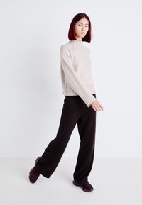 GAP Nadrágok - terra brown