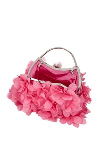 Bolso de mano floral rosa con un exterior texturizado hecho de pétalos de tela. Cuenta con un marco de metal plateado y un forro interior rosa contrastante.