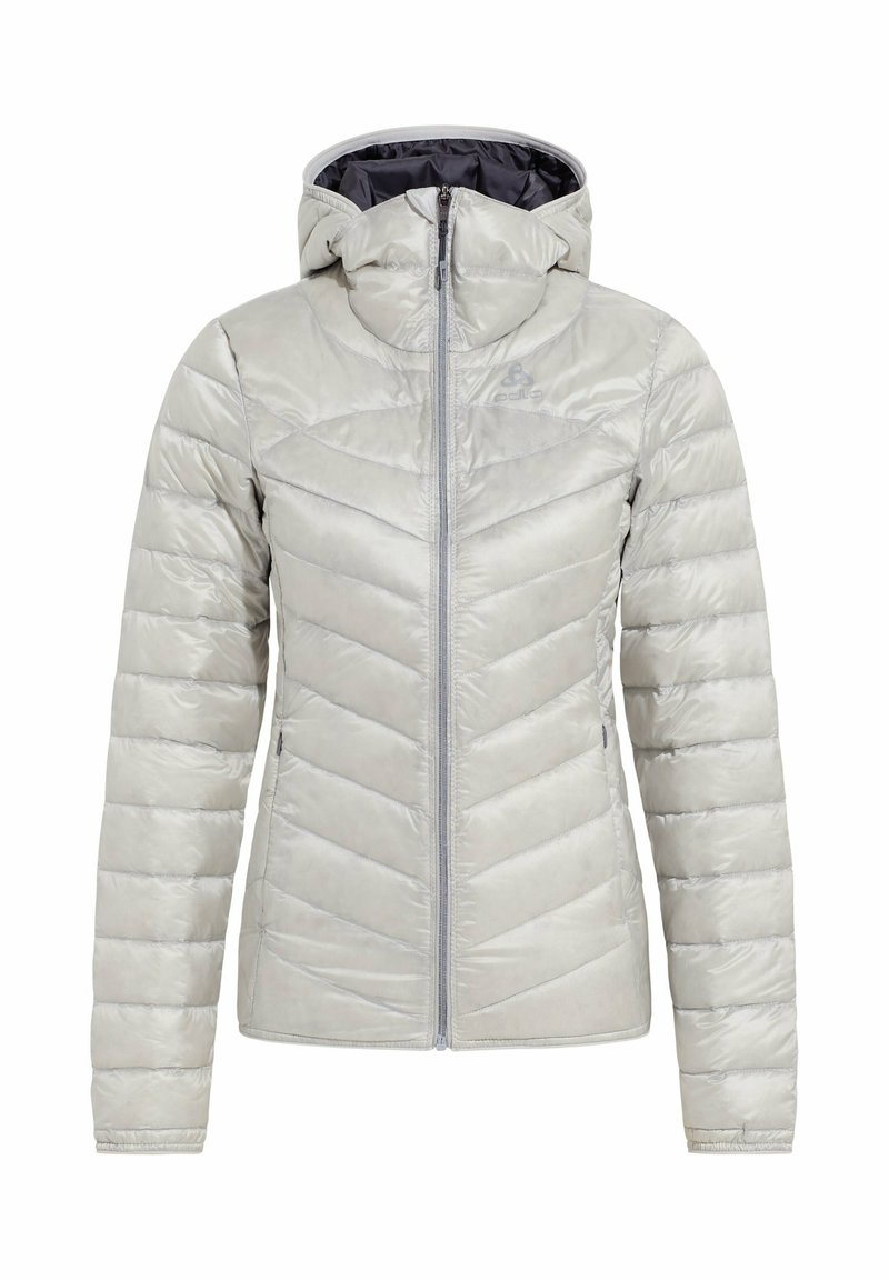 Hellgraue Steppjacke mit Kapuze, mit Chevron-Nähten, Frontreißverschluss und glatter, glänzender Textur.