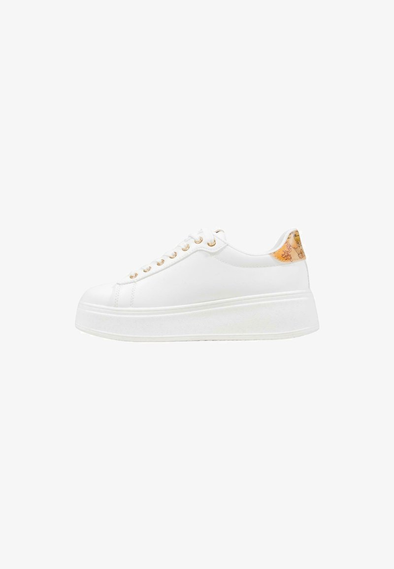 Sneaker platform bianche in pelle con occhielli dorati, design con lacci e un accentuato arancione testurizzato sulla tomaia del tallone. Superficie liscia e suola spessa.