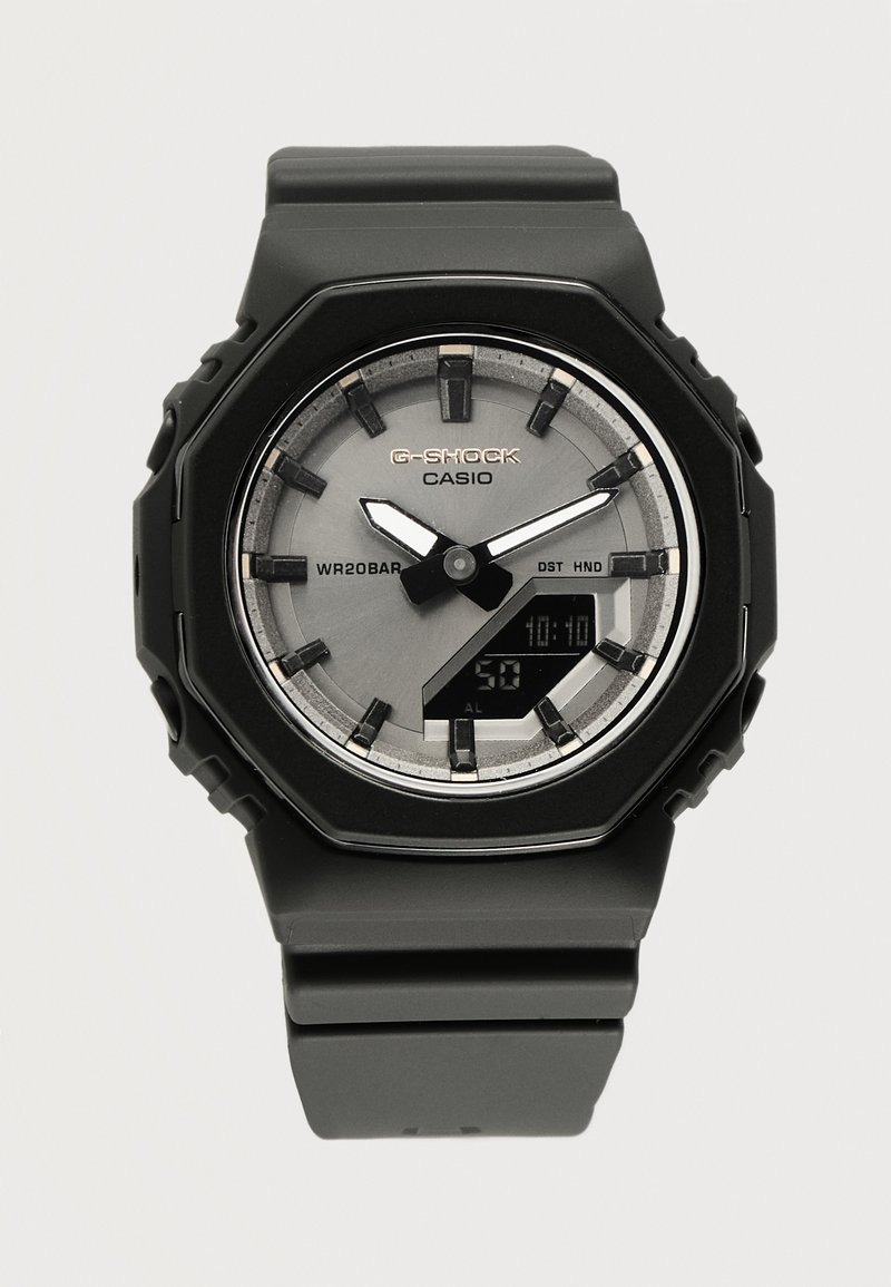 Μαύρο ρολόι χειρός Casio G-Shock με αναλογική-ψηφιακή οθόνη, ασημένιο καντράν και μαύρο ρητινώδες λουράκι που δείχνει ώρα 10:10:50.