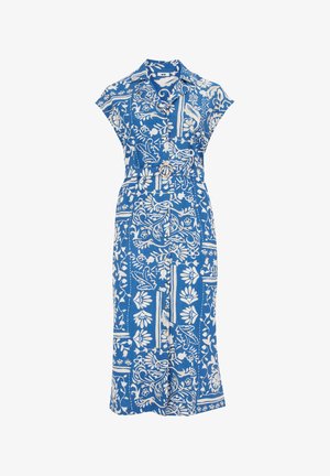 Blå linnedress med korte capærmer, prydet med hvide blomster- og geometriske mønstre, en bælte i taljen og en knælængde nederdel.