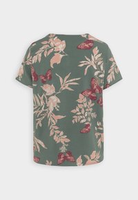Camisa de manga corta verde con estampado de flores rosas y mariposas color burdeos, mostrada desde la parte posterior sobre un fondo blanco.