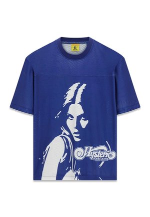 Blaues Mesh-T-Shirt mit kurzen Ärmeln, auf der Vorderseite mit einer weißen Grafik eines Frauenkopfs und dem Schriftzug „Hysteric Guess Jeans“.