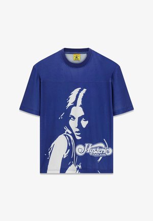 Blaues Mesh-T-Shirt mit kurzen Ärmeln, auf der Vorderseite mit einer weißen Grafik eines Frauenkopfs und dem Schriftzug „Hysteric Guess Jeans“.
