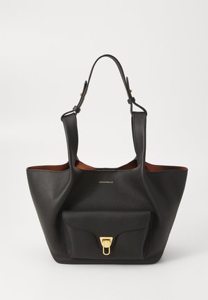 Geantă de umăr din piele neagră cu finisaj texturat, având două mânere, un buzunar frontal cu un închizător aurie și un interior maro.