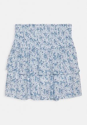 Lyseblå blomster-ternet nederdel med smocket taljebånd, med små blå og hvide blomster på stoffet.