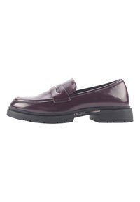 Mocassino in pelle verniciata borgogna con punta arrotondata, dettaglio della fascia prominente e suola in gomma nera testurizzata con battistrada a profilo basso.