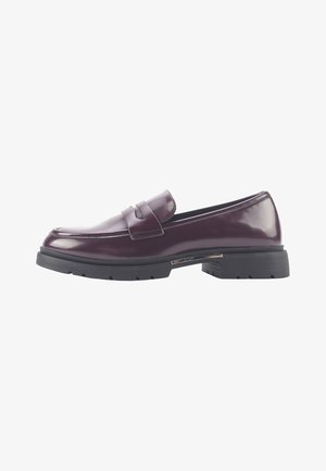 Mocasines de charol burdeos con puntera redondeada, detalle de correa prominente y suela de goma negra texturizada con un perfil bajo de dibujo.
