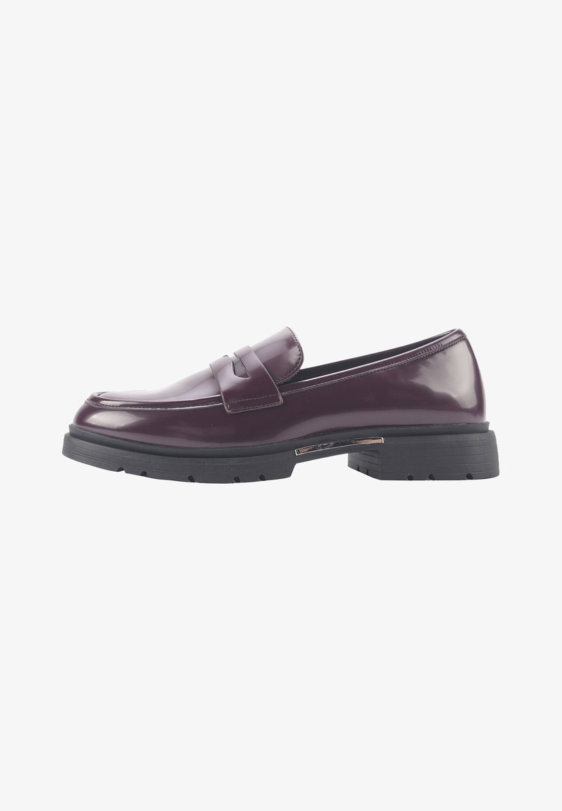 Burgundy lakatut loaferit pyöreällä varvalla, näyttävä nauhatekoilu ja texturoitu musta kumipohja, jossa on matala profiilikuva.