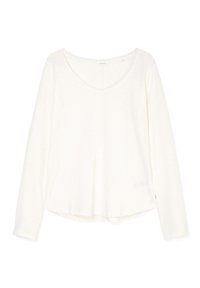 Långärmad V-hals topp i mjukt vitt tyg med en avslappnad passform, med rundad nederkant och minimal branding nära sömmen.