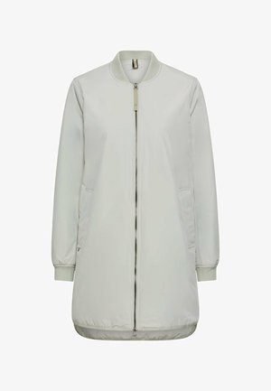 Lichtgrijze bomberjack met een rits aan de voorkant, zijzakken, geribbelde manchetten en een gladde, licht glanzende textuur.