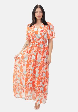 Robe maxi en tissu floral orange ; manches courtes bouffantes, devant croisé et taille smockée. Texture fluide et légère avec de grands motifs floraux.