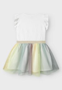 Robe blanche à manches courtes avec une jupe en tulle pastel présentant des couleurs dégradées et une taille scintillante. Les couches texturées créent un intérêt visuel.