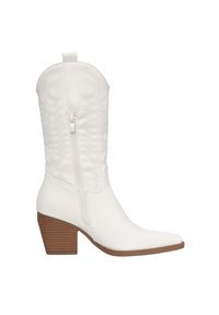 Bota vaquera de cuero blanco con punta afilada, borde superior curvado, cremallera lateral y tacón de madera marrón. Presenta costuras decorativas.