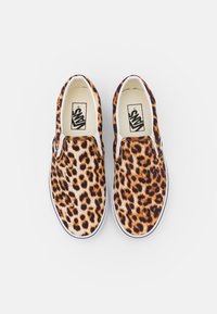 Zapatillas slip-on con estampado de leopardo, con un upper texturizado, suela de goma blanca y logo de Vans en la plantilla. Diseño ligero y casual.