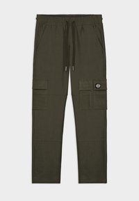 Olijfgroene cargo broek gemaakt van een zachte stof, met een elastische tailleband met trekkoord, twee grote zijzakken en een logopatch.