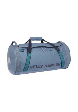 Jasnoniebieska torba typu duffel marki Helly Hansen z czarnymi i turkusowymi paskami, zamkiem błyskawicznym i wyściełanym uchwytem na białym tle.