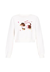 Hvid cropped sweatshirt med et brunt hundemotiv med pink detaljer, balloner og broderet tekst "Mama Pap Happy Puppy".