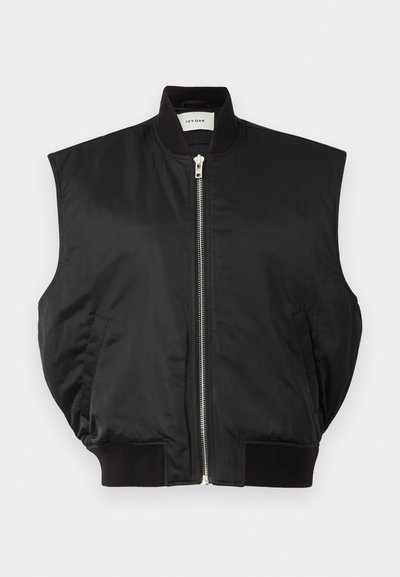 Schwarze ärmellose Bomberjacke mit einem Reißverschluss, geripptem Kragen und Saum sowie seitlichen Taschen. Hergestellt aus glattem, leichtem Stoff.